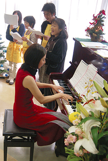 ピアニストの神三奈さんのコンサートが開かれ、入居者に「心地良い」時を贈った