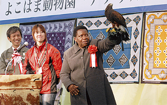 タンザニア大使（中央）もバードショーに挑戦