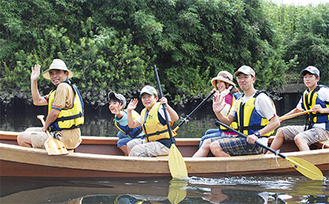 和舟「たちばな」に乗る児童とスタッフ