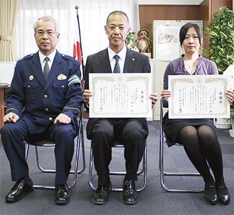 写真左から久保田信義署長、浦上博史副支店長、平井晴奈さん