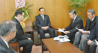 要望書を読み上げる小川代表（右から2番目）