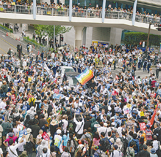 抗議活動で騒然となった新横浜