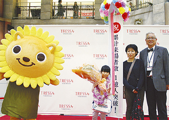 記念セレモニーで花束を受け取る熊谷美香さんと母親の晶子さん（右・栗原プレジデント）