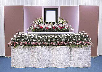 家族葬プランの生花祭壇