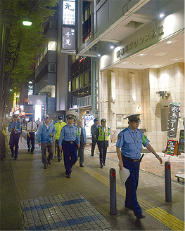 新横浜の歓楽街を巡回する警察官ら