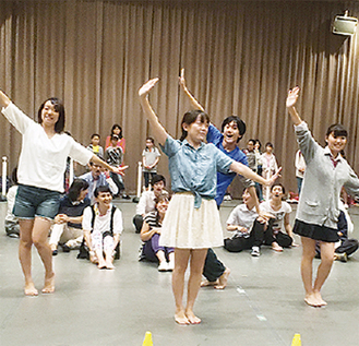 ダンスを練習する学生たち