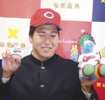 広島の赤いキャップをかぶり笑顔の加藤選手