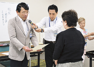 田畑和夫保健センター長（左）より環境衛生向上に努めた模範的な店舗を表彰