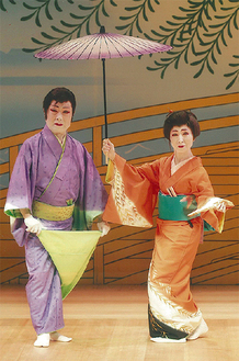 相舞踊で息がぴったりの若山さん（左）と花柳さん