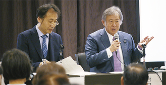 司会を務めた安田医師（左）と登壇した吉田院長