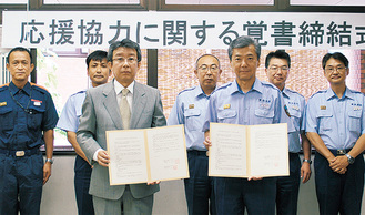 株式会社岸田の岸田代表取締役（前列左）と安江署長（前列右）