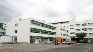 左手前の建物が新校舎
