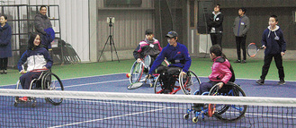 車いすテニスを楽しむ参加者たち