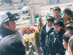 田村さん（左）の話に表情を引き締める子どもたち＝クラブ提供写真