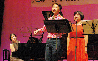 笑顔で指導する柴山秀明さん（中央）と柴山陽子さん（右）、ピアノは小松桃さん