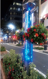 花のハンギングバスケットを吊るしたグリーンポール。夜にはＬＥＤで美しく街を彩る