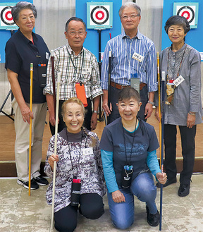 橋本さん（後列左から２人目）と吹矢教室のメンバー