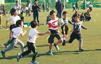 タグラグビーでボールを追う子どもたち(写真は昨年の港北カップ)