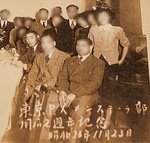 開店２周年の記念写真。前列右から３人目が吉山惠さん（写真の一部を加工）
