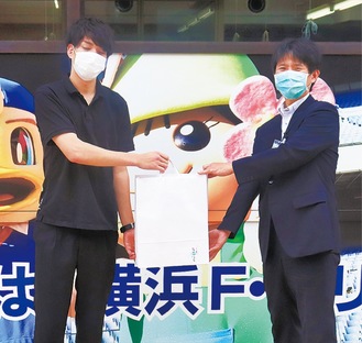 マスクの贈呈を行う永井さん（左）と稲垣さん