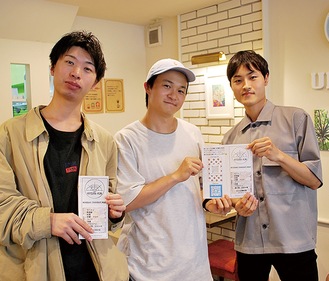 足で集めた日吉のテイクアウト情報64店を網羅したパンフレットを手にする成瀬さん（左）、武正さん（中央）、峯村さん