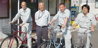 松村社長（左から２人目）と、自転車通勤を実践している西川さん（一番左）ら