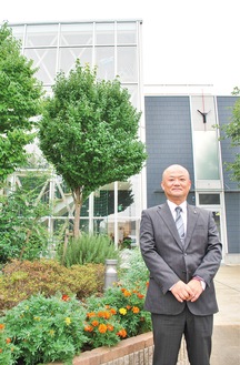 小机校舎の前に立つ、中田聡センター長。整備された植栽は、職員と生徒が一緒に手入れを行っている