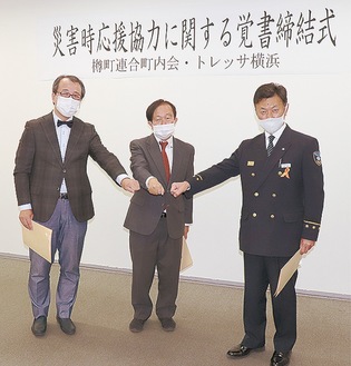 ポーズを決める（左から）三浦プレジデント、小泉会長、吉田署長