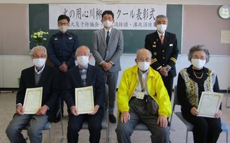 吉田署長（後列左）と受賞者ら