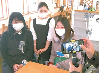 笑顔で撮影に臨む（左から）青木恵美子理事長、清水瑚都さん、眠梨桜さん