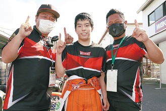優勝して笑顔を見せる悠磨さん（中央）と竜一さん（左）ら＝提供写真