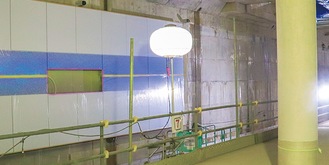 鶴見川をイメージした青のラインが入った新綱島駅（仮称）のホーム