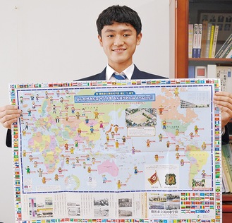記念品の地図を持つ生徒会長の古屋さん