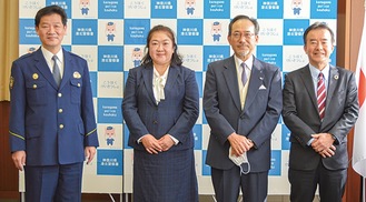 左から田村署長、野澤恵美子副会長、伊東副会長、矢野代表取締役