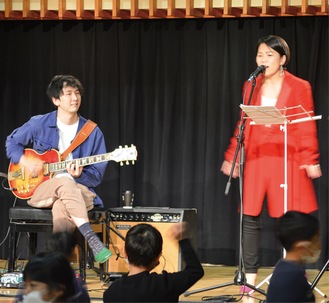 西村さん（右）・井上さんと、音楽に合わせて踊る子どもたち