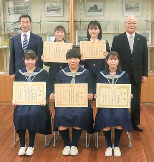 （左上から時計回りで）高本署長、鈴木彩花さん、柴崎さん、石川会長、吉田さん、鈴木志歩さん、水野さん