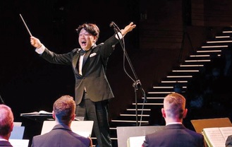 コンクールの舞台で指揮をする甘粕さん（提供写真）