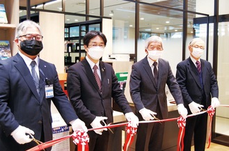 開所式でテープカットに臨む、（左から）鵜澤区長、鯉渕教育長、川島会長、國分日吉キャンパス事務長