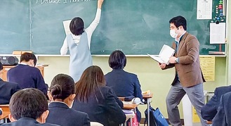 授業を行う黒澤さん（右）