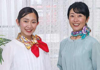お気に入りのスカーフを巻く里佳子さん（左）とマユ子さん