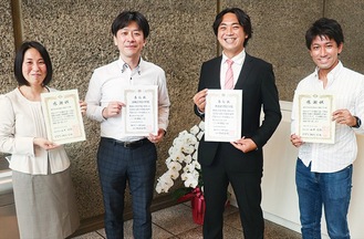 表彰状を手に笑顔を見せる（左から）小泉副会長、平川会長、鈴木会長、榎本前会長