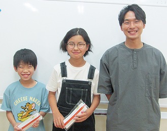 左から渡邉さん、孫田さん、放送委員会担当の早津龍生教諭