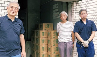 三高理事長（左）と川島会長（中央）ら＝同財団提供