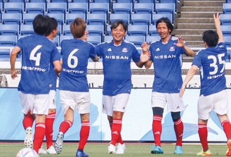 見事な連携でゴールを決めた鈴木隆行さん（右から２人目）と城彰二さん（同３人目）の元日本代表コンビら