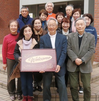 吉田さん（前列中央）と実行委員のメンバーたち