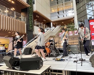 川崎駅前で演奏する’’EVER WOLF＝提供写真