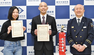 賞状を持つ青木さん（中央）と亀井さん（左）、右は木村署長