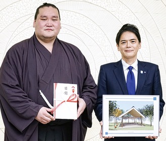 目録と土俵イメージ図を手にする照ノ富士関（左）と山中市長