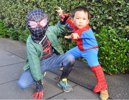 スパイダーマンの姿に仮装する子どもたち