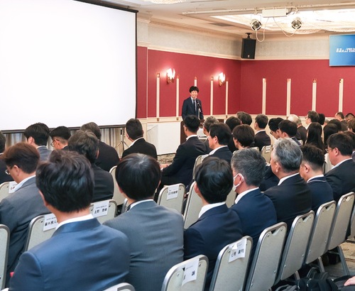 多くの関係者が詰めかけた会場